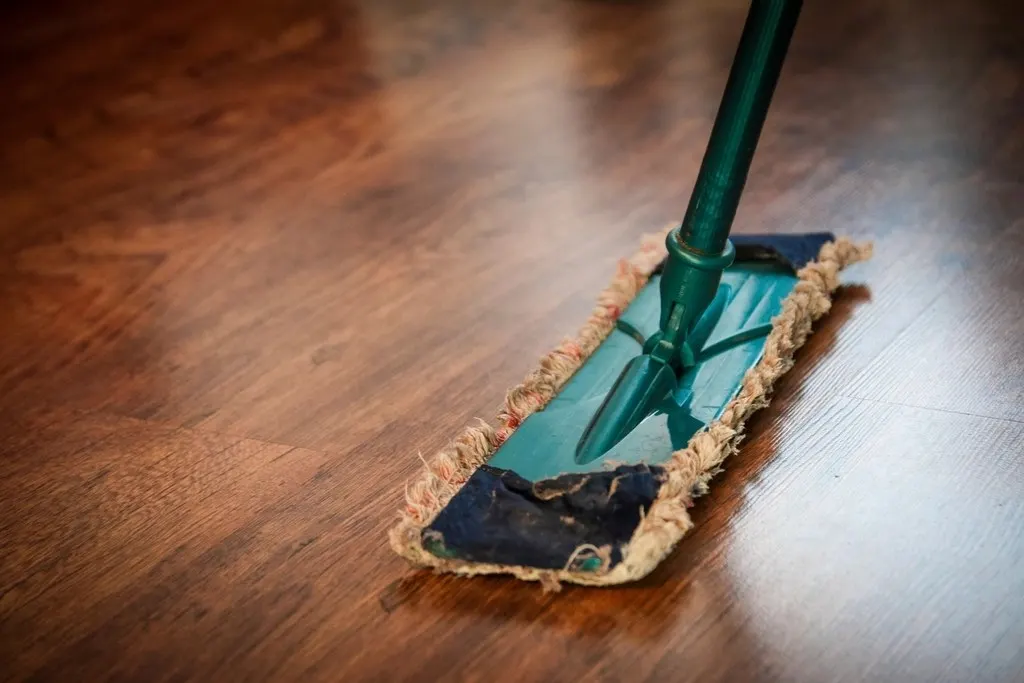 Parketvloer wordt gedweild met een vlakke mop